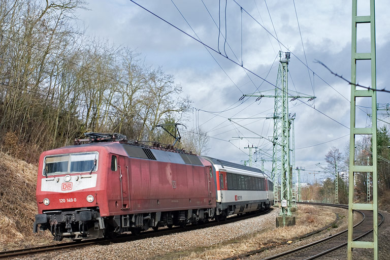 120 149 mit IC 187 bei km 17,4 (Februar 2011)