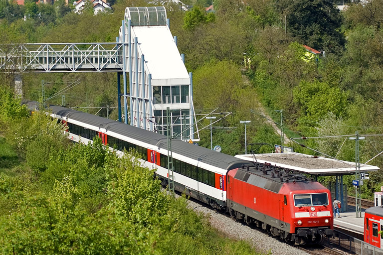 120 152 mit IC 187 bei km 14,2 (April 2011)