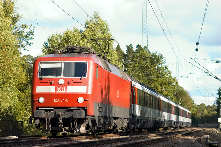120 154 mit IC 281 bei km 22,2 (Oktober 2011)