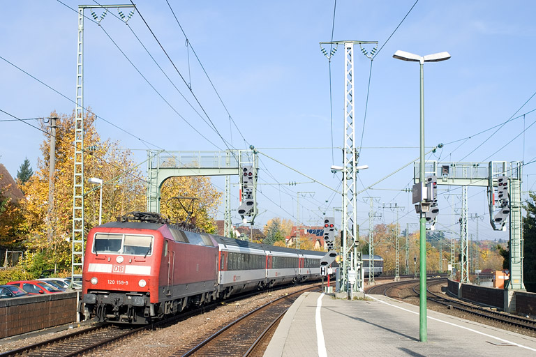 120 159 mit IC 181 bei km 16,6 (November 2011)
