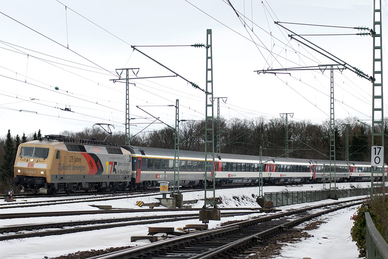 120 159 mit IC 280 bei km 17,0 (Januar 2011)