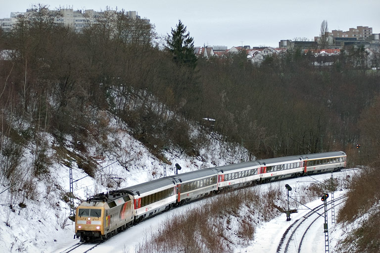 120 159 mit IC 281 bei km 13,8 (Januar 2011)