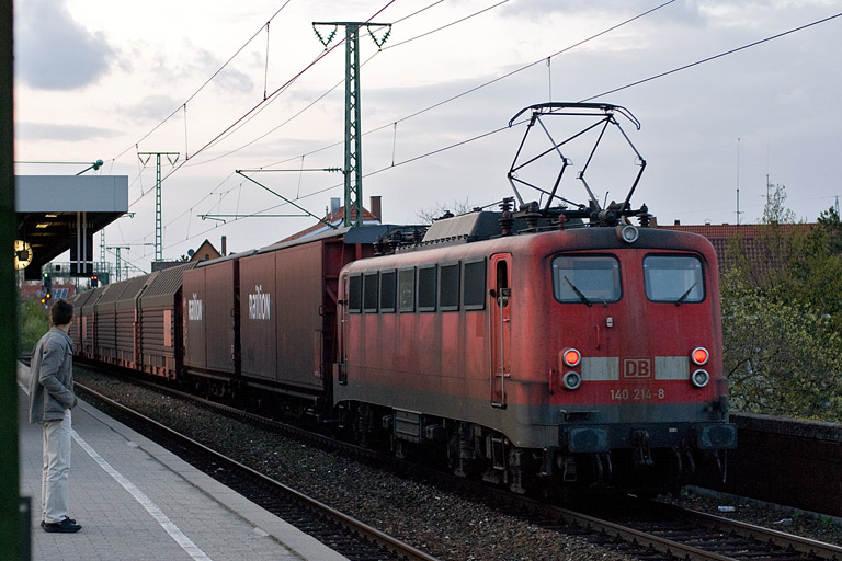 140 214 mit CSQ 60084 bei km 16,8 (April 2011)