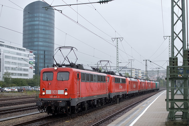 140 805, 140 789, 185 195, 185 293, 185 203, 185 371 und 185 610 als Tfzf 67096 bei km 15,6 (September 2011)