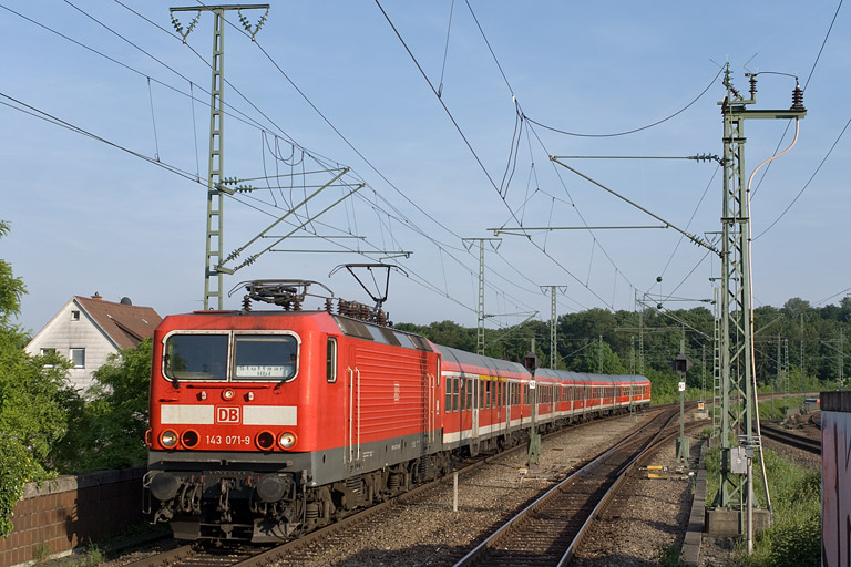 143 071 mit D 1584 bei km 16,8 (Mai 2011)