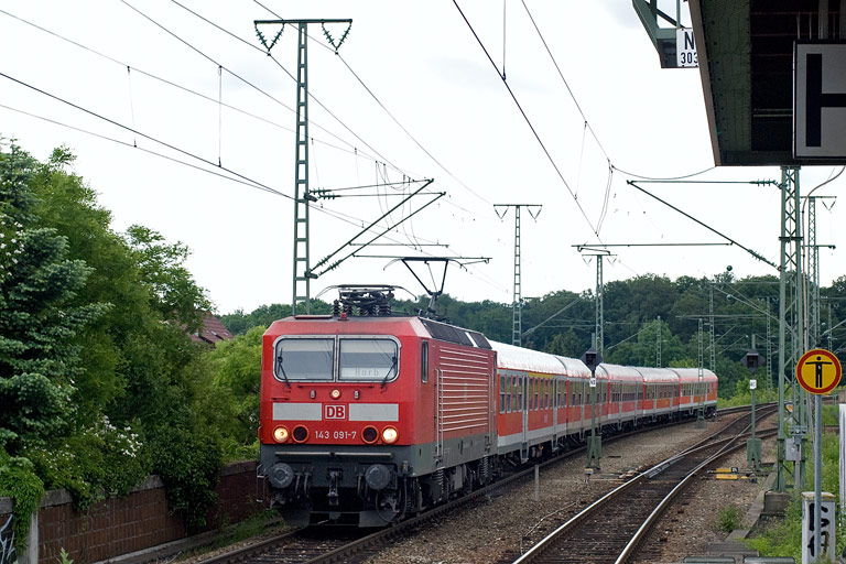 143 091 mit RE 81428 bei km 16,8 (Mai 2011)