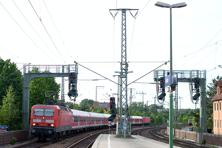 143 092 mit D 1685 bei km 16,6 (Mai 2011)