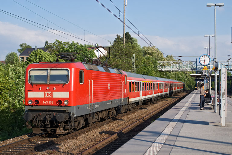 143 106 mit D 1584 bei km 14,2 (Mai 2011)