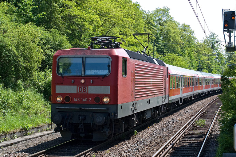 143 140 mit D 1682 bei km 14,2 (Mai 2011)