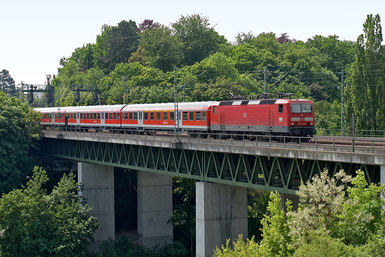 143 140 mit D 1682 bei km 14,6 (Mai 2011)