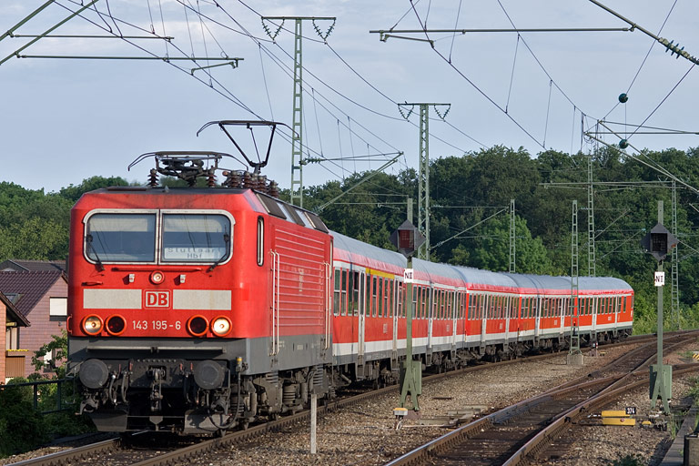 143 195 mit D 1584 bei km 16,8 (Mai 2011)