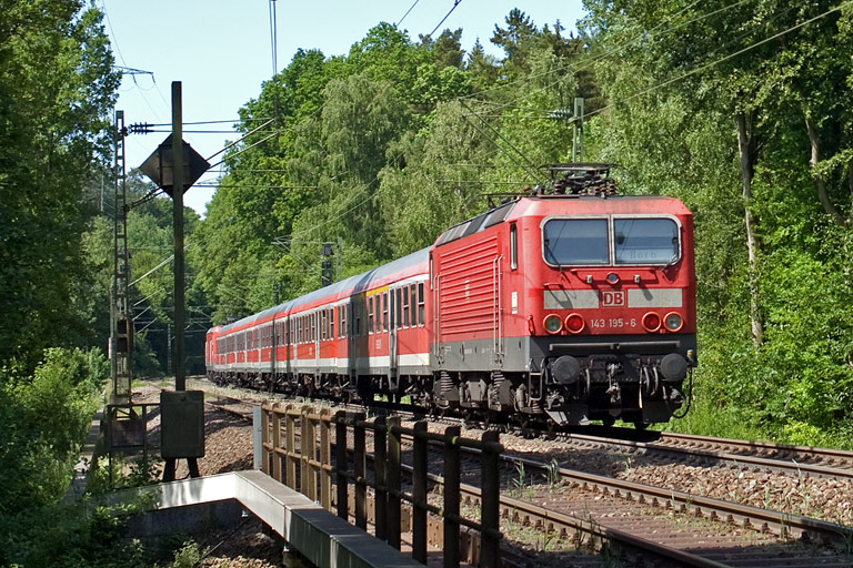 143 195 mit D 1585 bei km 18,4 (Mai 2011)