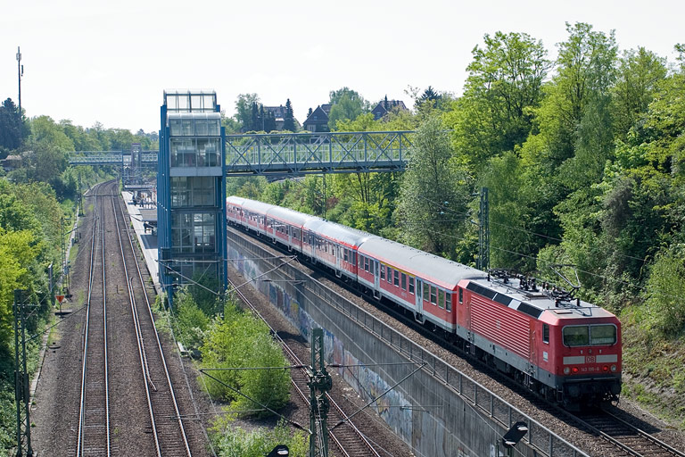 143 195 mit D 1585 bei km 14,0 (April 2011)