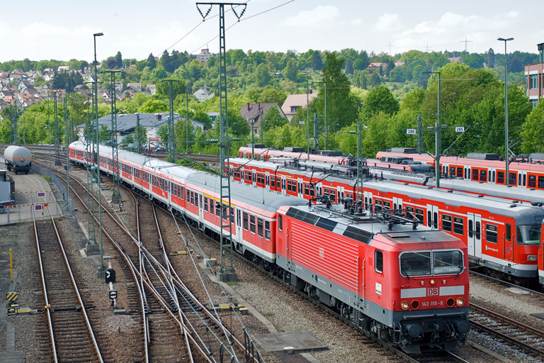 143 195 mit D 1682 bei km 16,0 (April 2011)