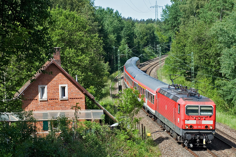 143 195 mit D 1684 bei km 19,2 (Mai 2011)