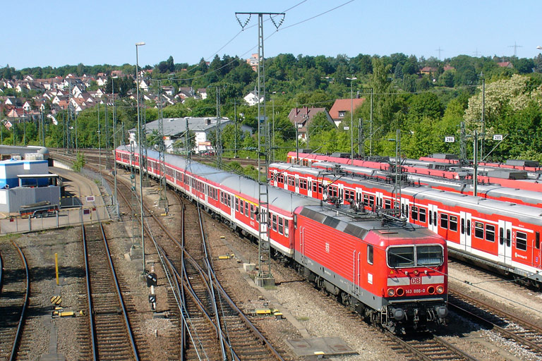 143 886 mit D 1684 bei km 16,0 (Mai 2011)