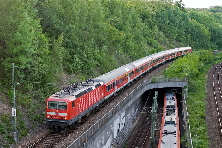 143 886 mit D 1685 bei km 13,8 (Mai 2011)