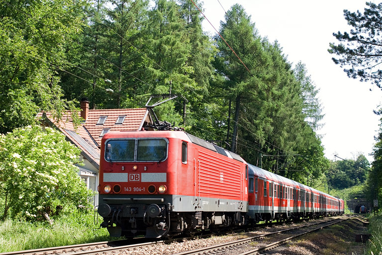 143 904 mit D 1585 bei km 18,2 (Mai 2011)