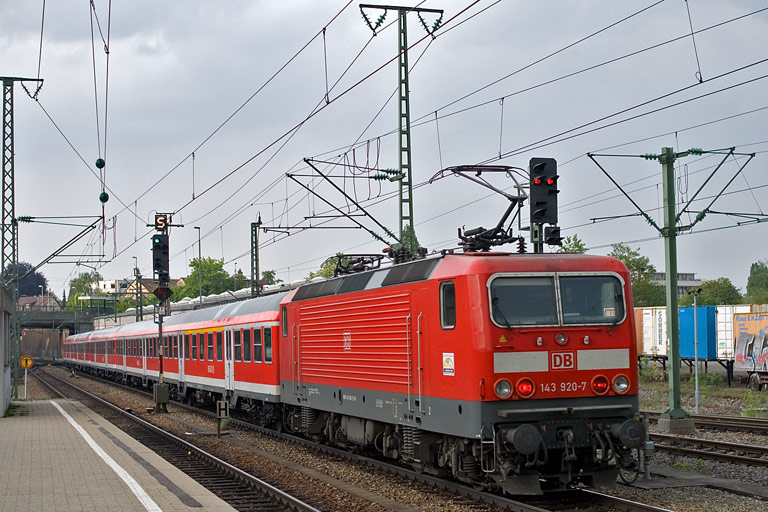 143 920 mit D 1584 bei km 15,6 (Mai 2011)