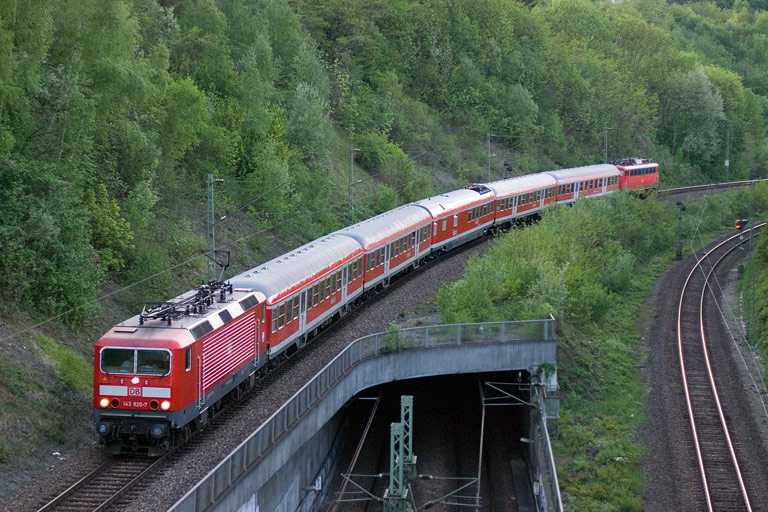 143 920 mit RE 10085 bei km 13,8 (April 2011)