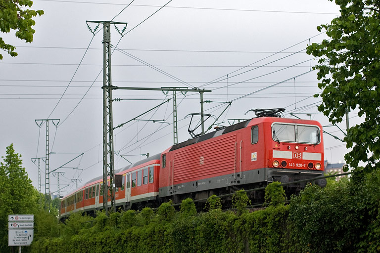 143 920 mit RE 19093 bei km 16,4 (Mai 2011)
