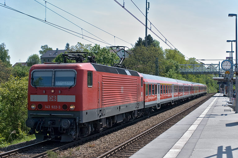 143 922 mit D 1682 bei km 14,2 (Mai 2011)
