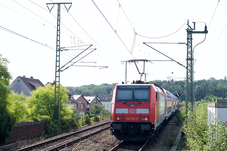 146 201 mit RE 19037 bei km 16,8 (August 2011)