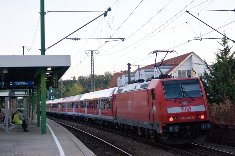 146 205 mit RE 19047 bei km 16,8 (Oktober 2011)
