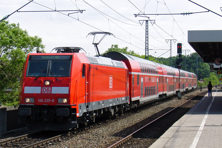 146 225 mit RE 81436 bei km 16,8 (Mai 2011)