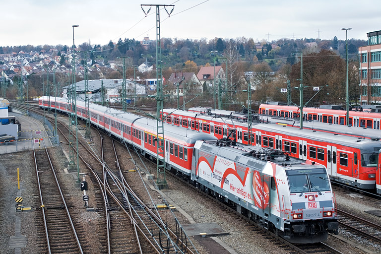 146 227 mit RE 19000 bei km 16,0 (November 2011)
