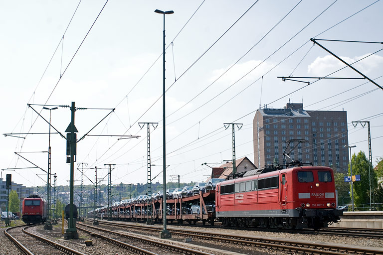 151 067 mit CFN 62480 bei km 15,6 (April 2011)