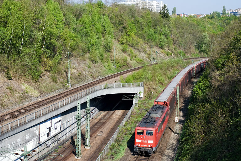 151 067 mit CSQ 60090 bei km 13,8 (April 2011)