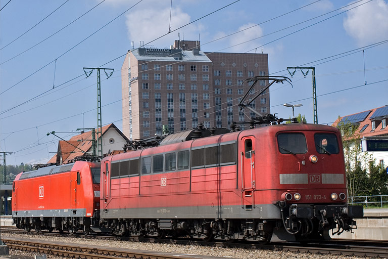 151 073 und 185 004 als Tfzf 66993 bei km 15,6 (April 2011)