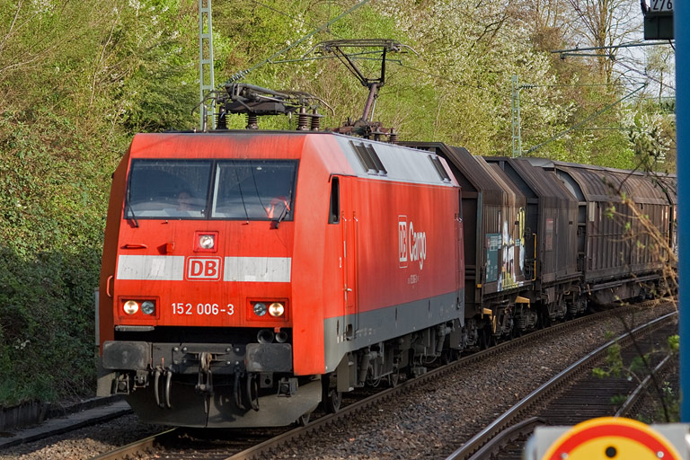 152 006 mit FZT 56166 bei km 14,2 (April 2011)