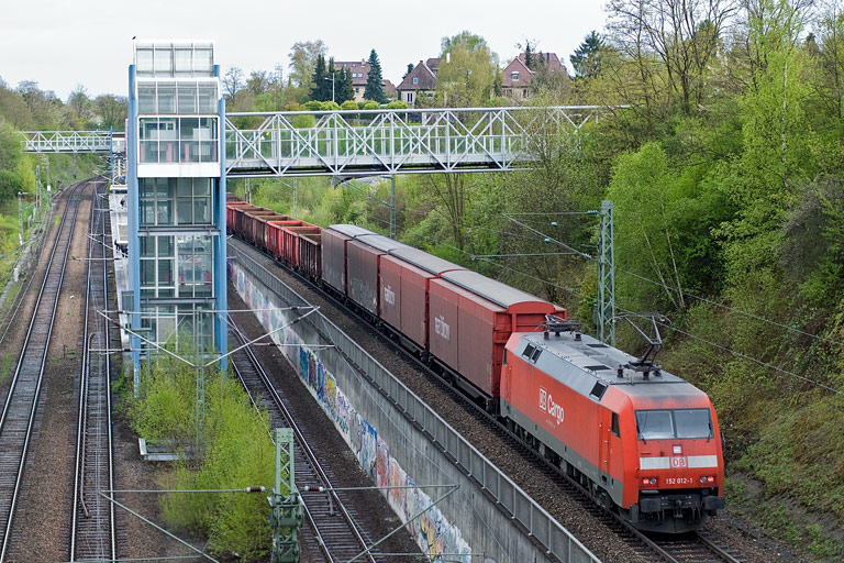 152 012 mit FZT 56173 bei km 14,0 (April 2011)