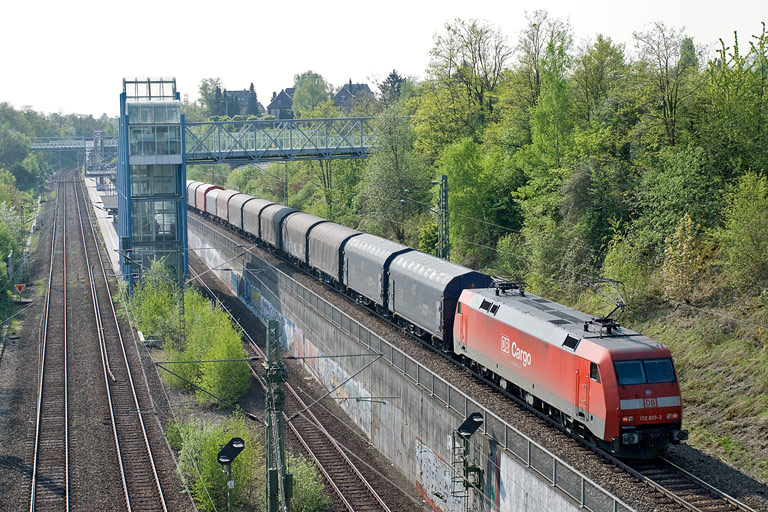 152 030 mit CS 47902 bei km 14,0 (April 2011)