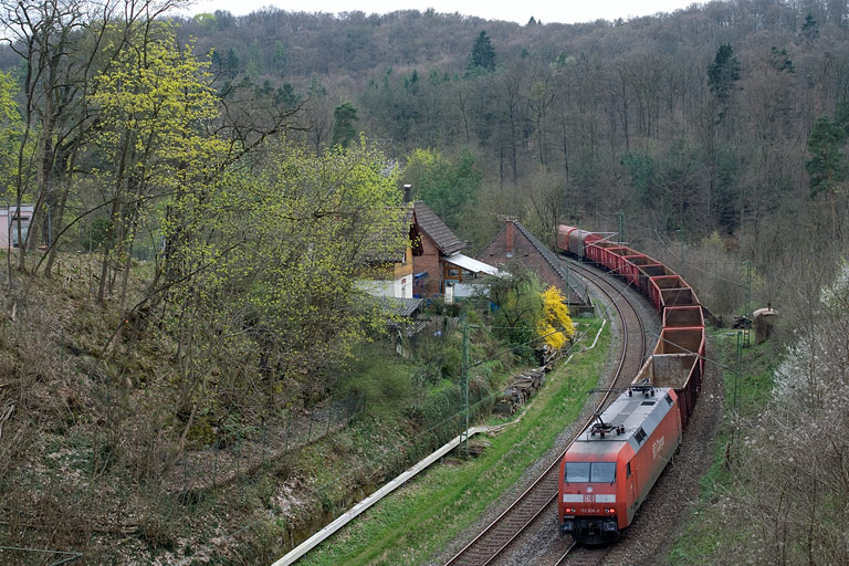 152 036 mit FZT 56173 bei km 11,2 (April 2011)