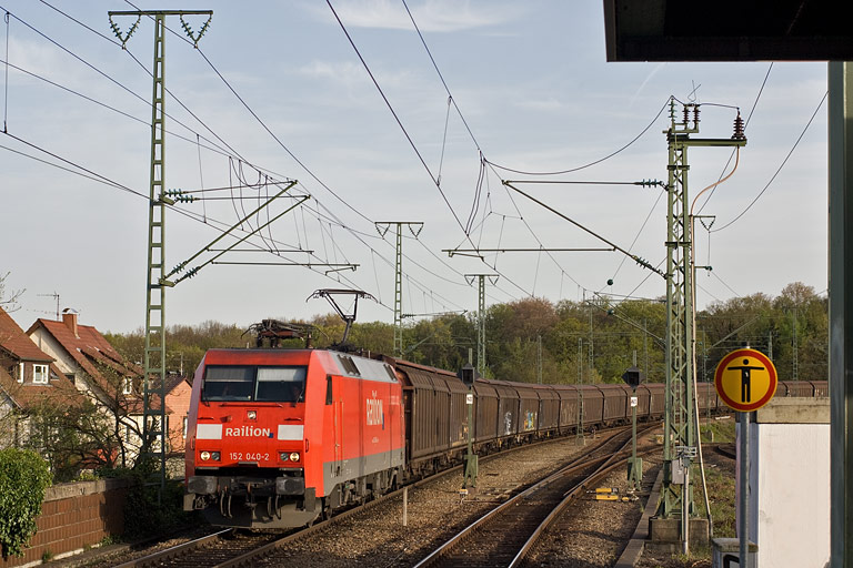 152 040 mit CS 49150 bei km 16,8 (April 2011)