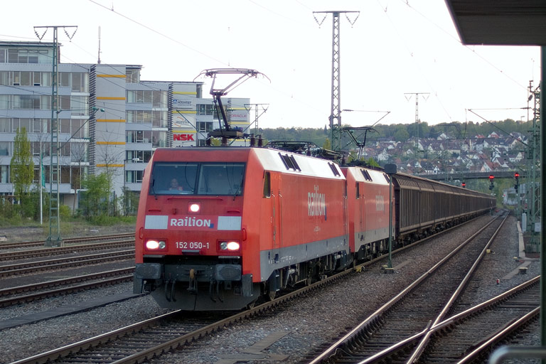 152 050 und 152 097 mit CS 49152 bei km 15,8 (April 2011)