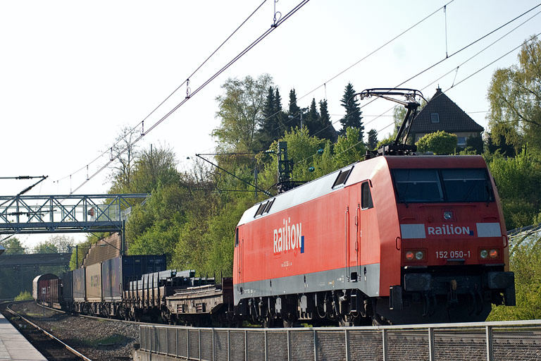 152 050 mit FE 44689 bei km 14,2 (April 2011)