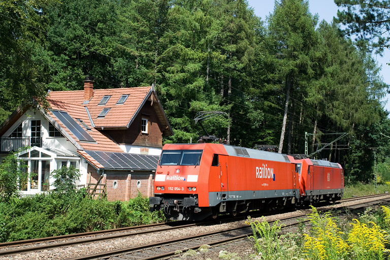152 054 und 185 049 als Tfzf 66718 bei km 18,2 (August 2011)