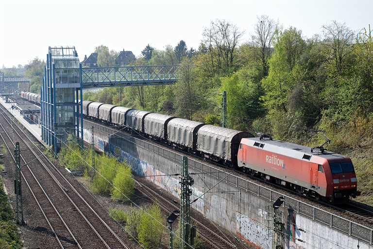 152 068 mit CS 49225 bei km 14,0 (April 2011)