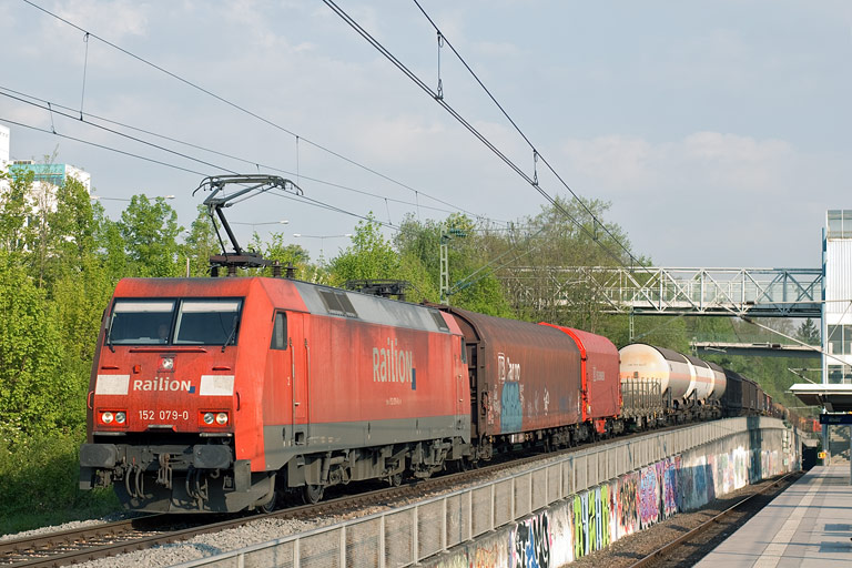 152 079 mit FE 44689 bei km 14,2 (April 2011)