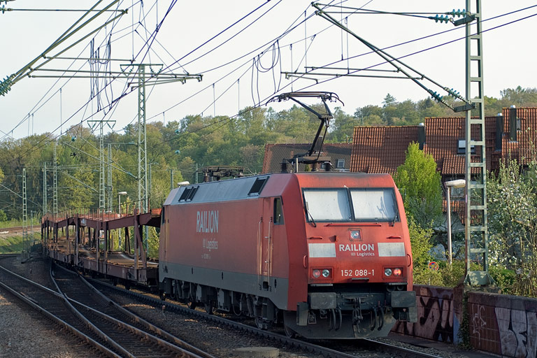 152 088 mit FZT 56173 bei km 16,8 (April 2011)