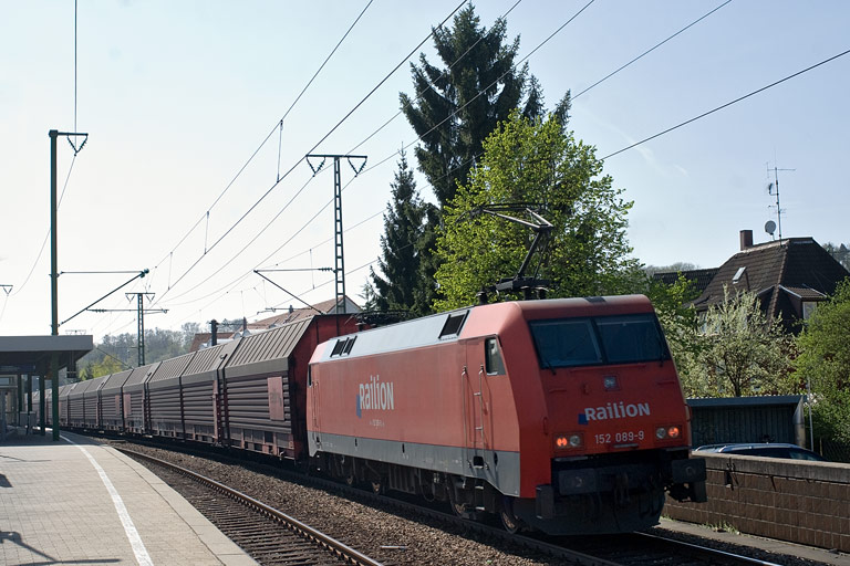 152 089 mit FZ 56165 bei km 16,8 (April 2011)