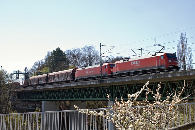 152 092 und 152 004 mit FE 44696 bei km 14,6 (April 2011)
