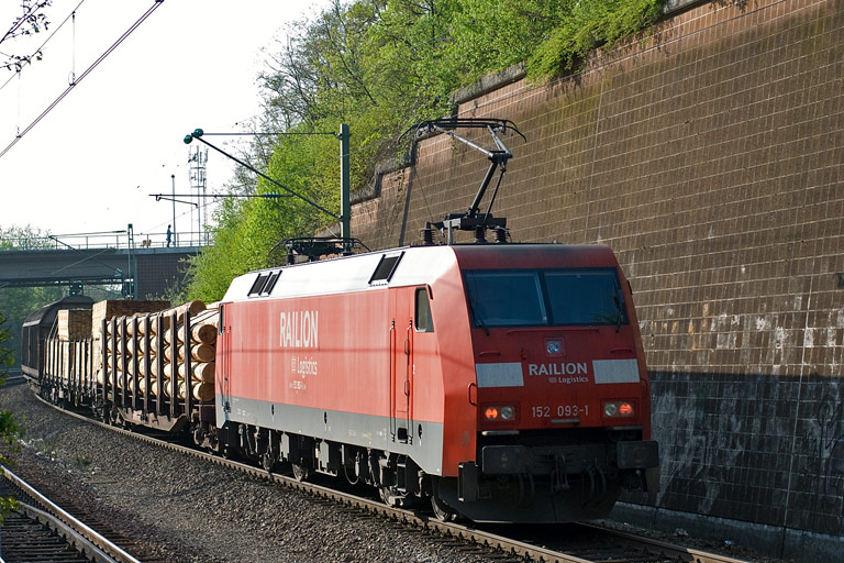 152 093 mit FE 44689 bei km 14,4 (April 2011)
