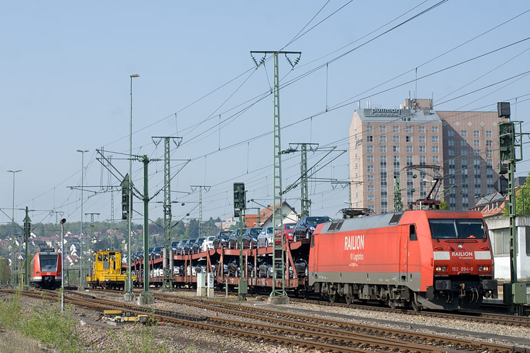 152 094 mit CSQ 60090 bei km 15,6 (April 2011)