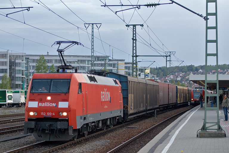 152 100 mit CSQ 60086 bei km 15,6 (April 2011)