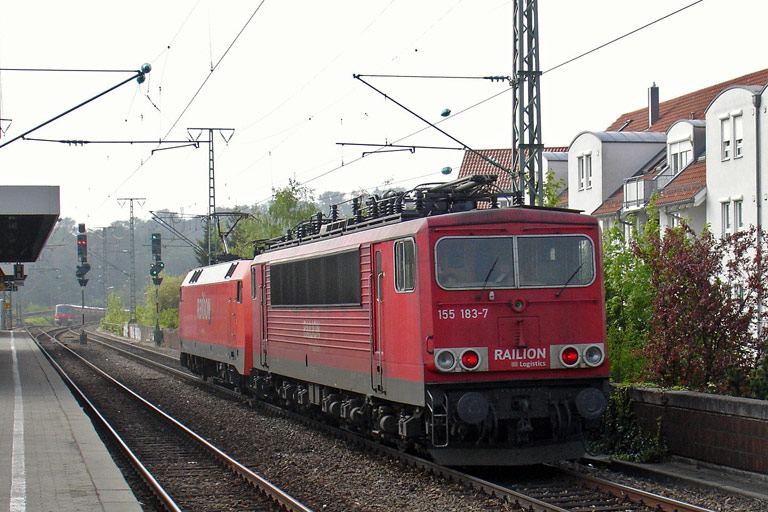 152 107 und 155 183 bei km 16,8 (April 2011)